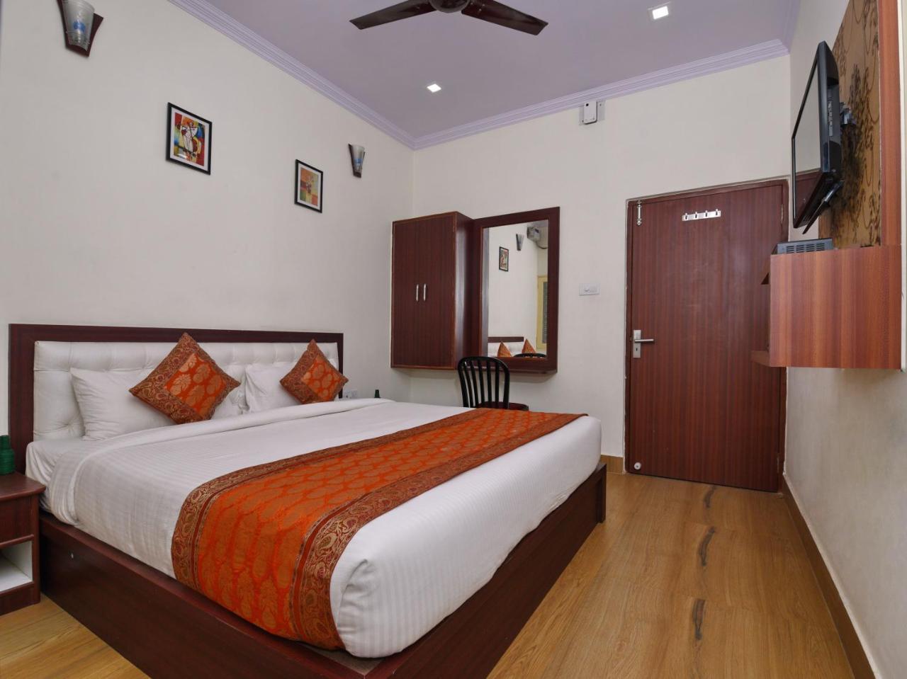 Hotel Oyo 14571 Century Plaza *