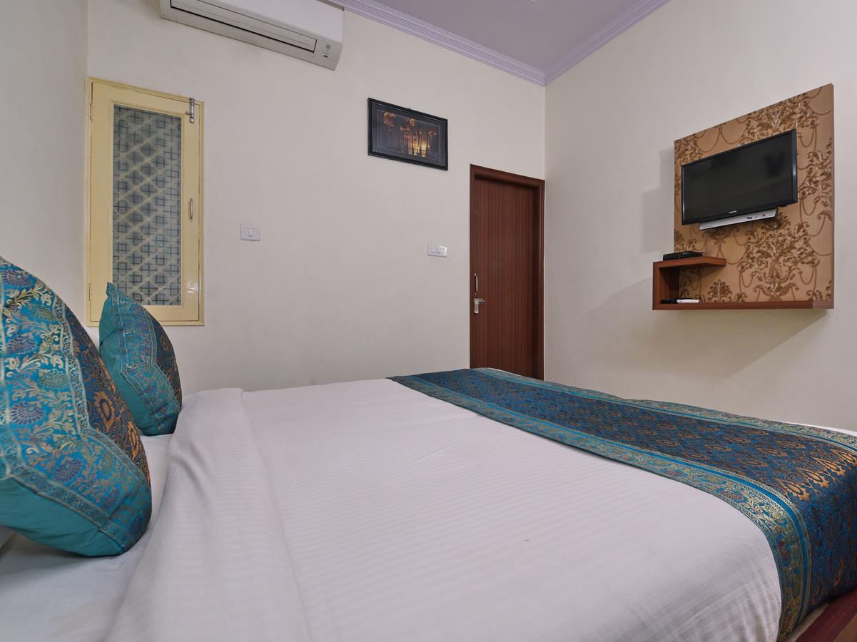 Hotel Oyo 14571 Century Plaza
